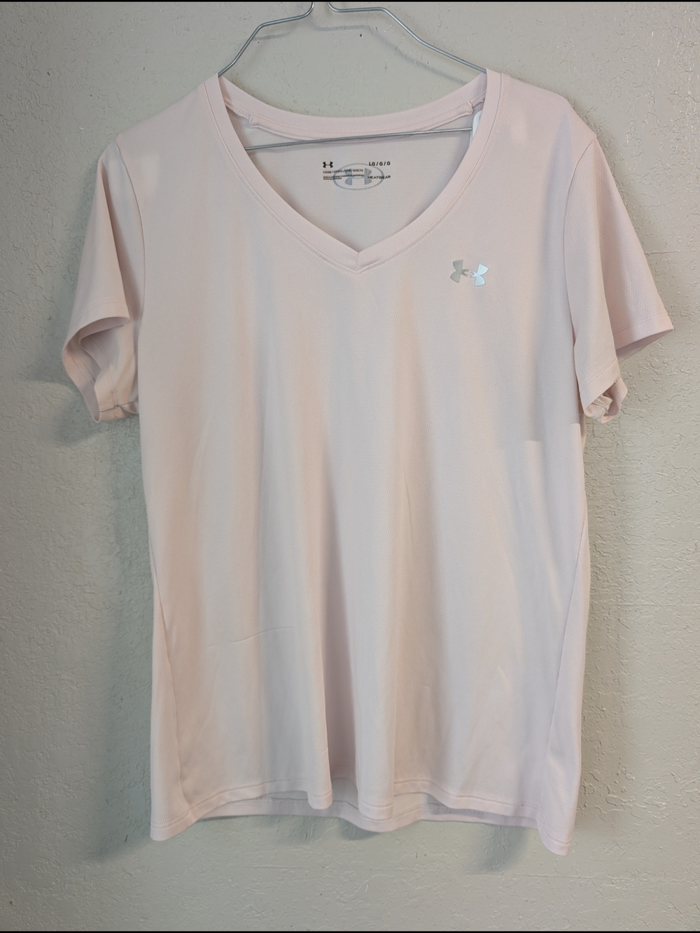 Under Armour Women's Pale Pink V-Neck Performance Tee L  Athleisure Casual